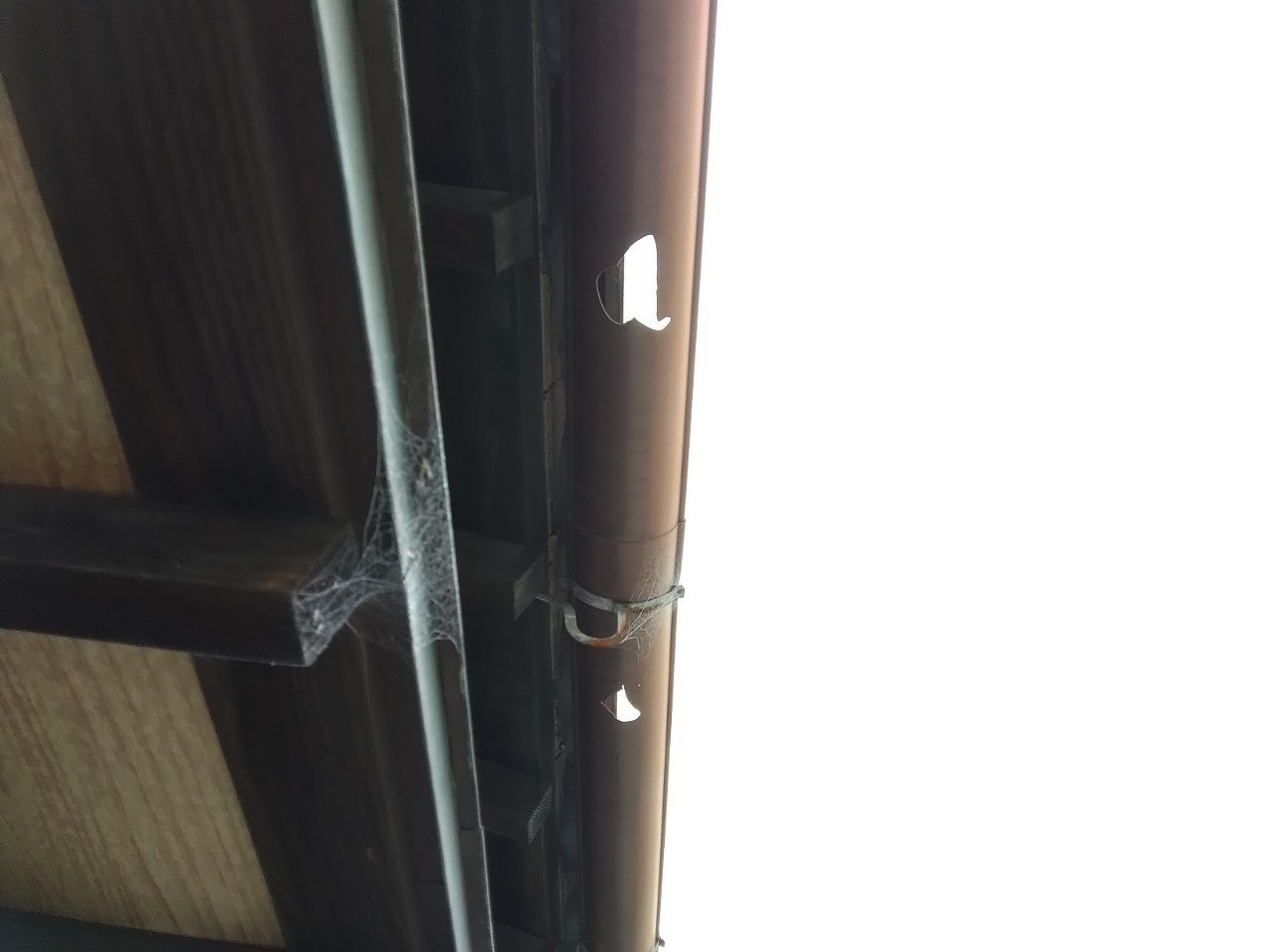 明石市　雹災害　倉庫　樋貫通