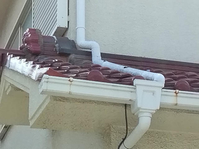 加古川市　下屋根這い樋60パイ穴あき