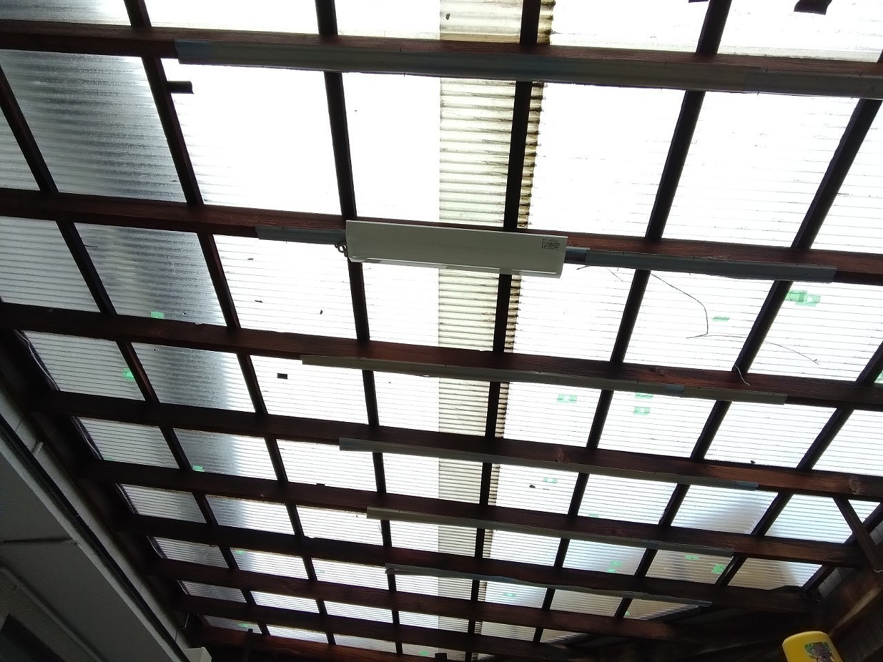 明石市　雹害に遭った倉庫の波板