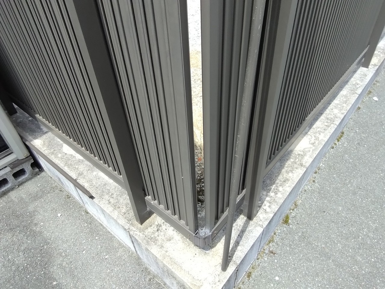 高砂市　目隠しフェンス出入隅ポール外れ