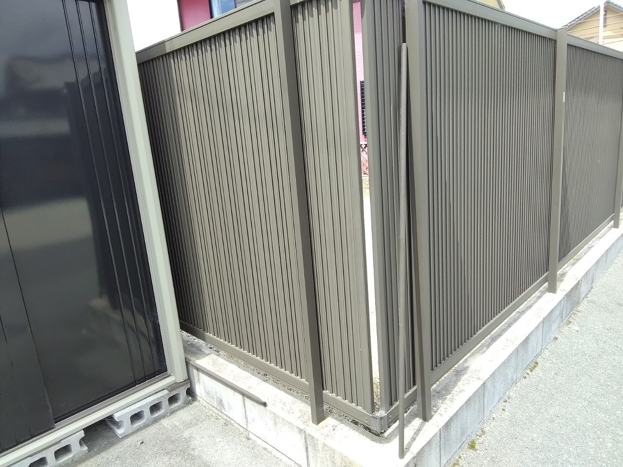 高砂市　フェンス出入隅ポール外れ