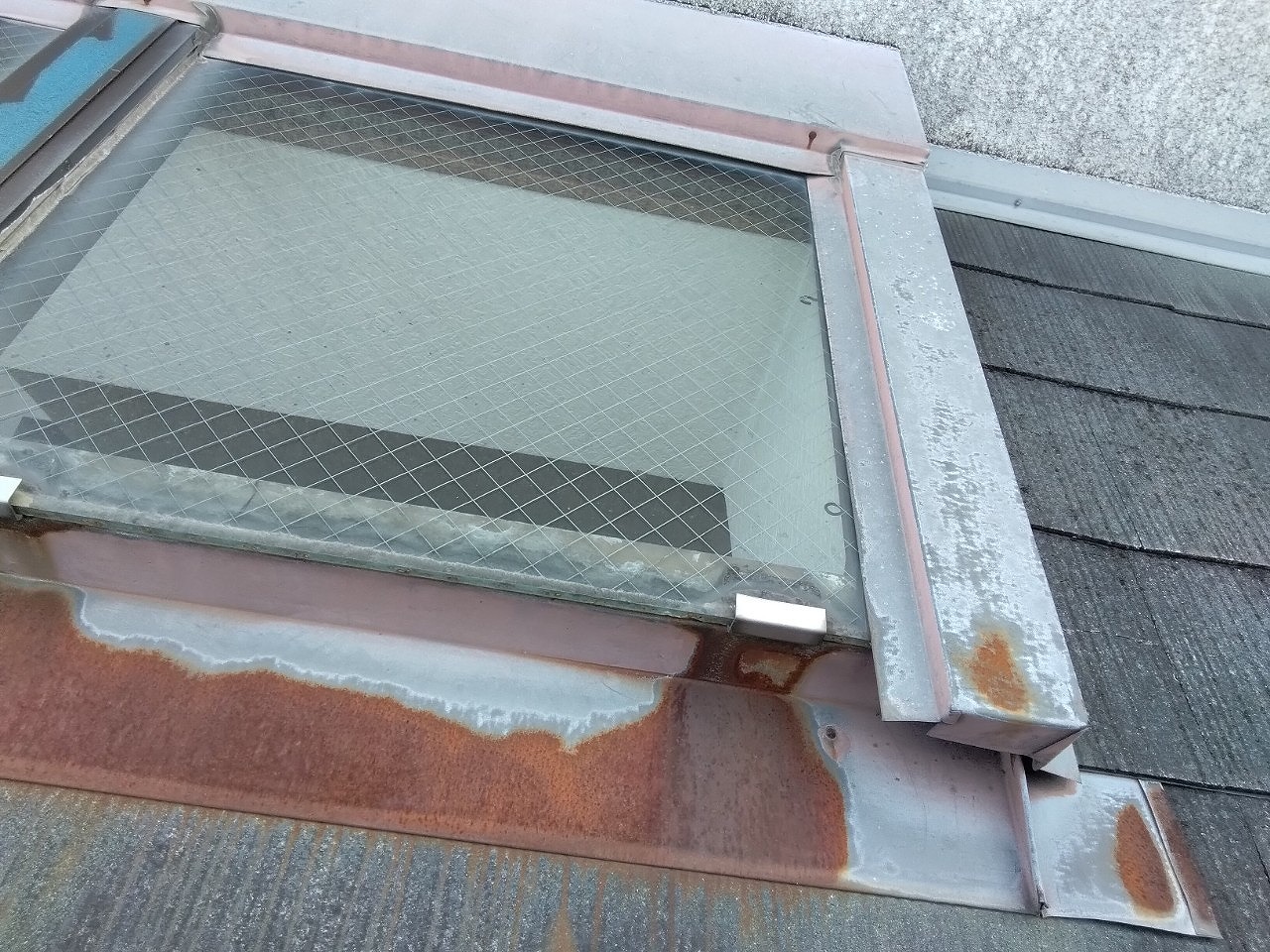 加古川市　天窓(トップライト)まわり板金錆(サビ)