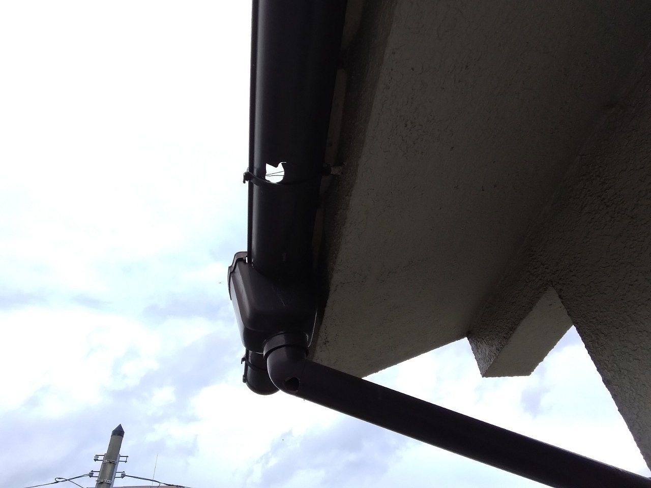 姫路市　軒どいが雹で貫通