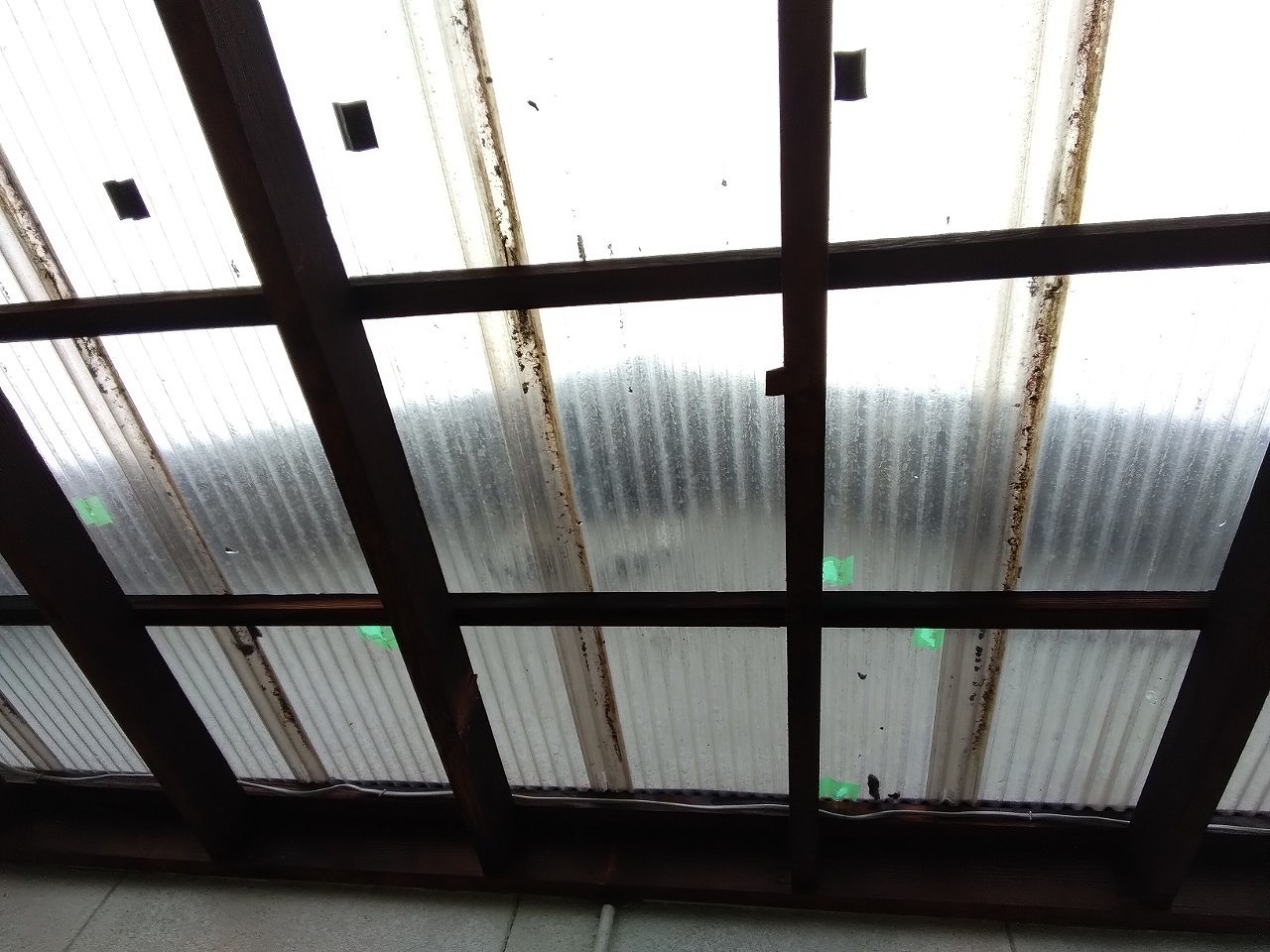 明石市　雹に打たれて倉庫のナミイタに穴