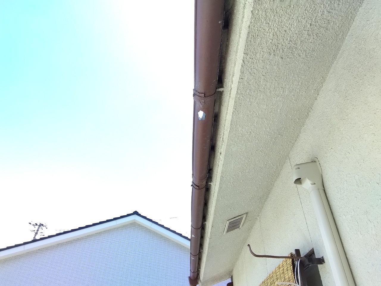 明石市　雹災害　下屋根　軒樋(半丸)壊れる