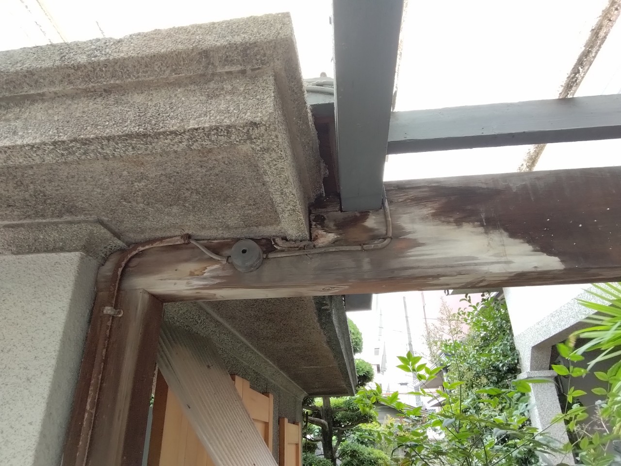 加古川市　ガレージ雨漏り骨組み木材腐食