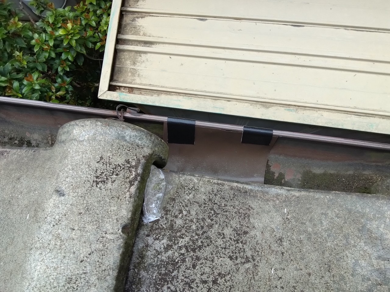 姫路市　雹で　軒樋防水テープで養生