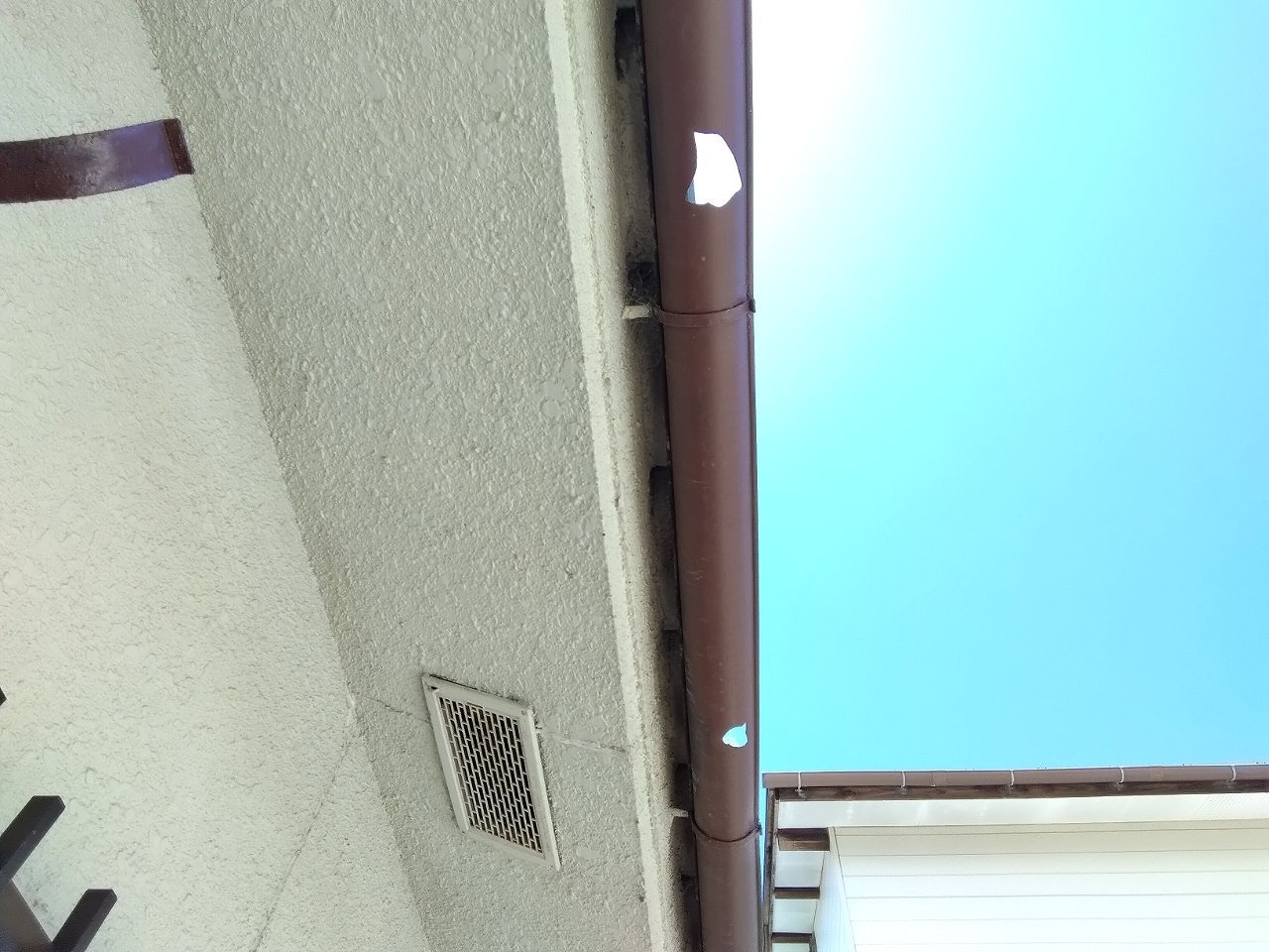 明石市　ひょうで下屋根　軒樋(半丸)壊れる