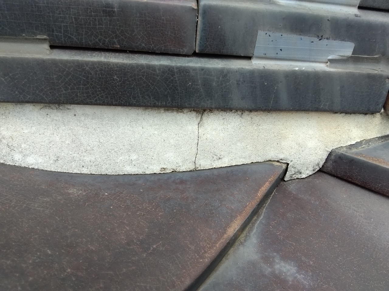 姫路市　隅棟下面戸漆喰(しっくい)ひび割れ