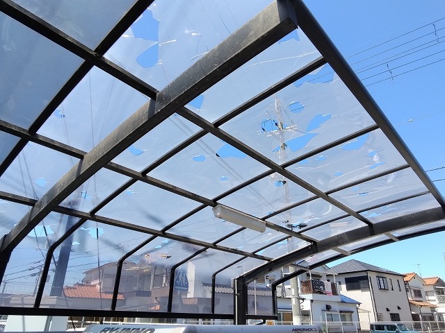 加古郡稲美町　カーポート屋根のポリカーボネート穴あき