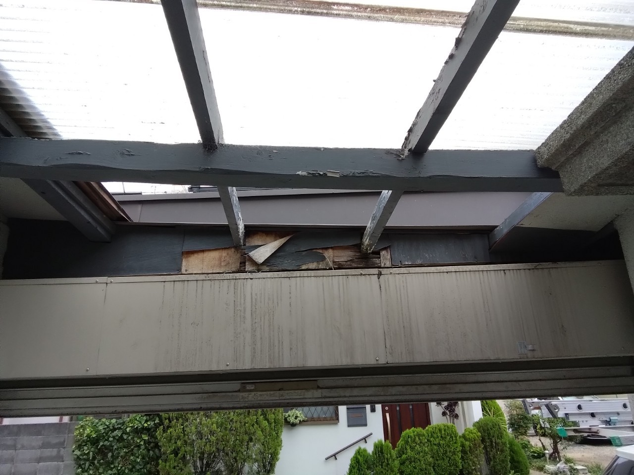 加古川市でガレージ屋根ナミイタ飛散と防水低下｜雨漏りと木材腐食を屋根診断士が調査