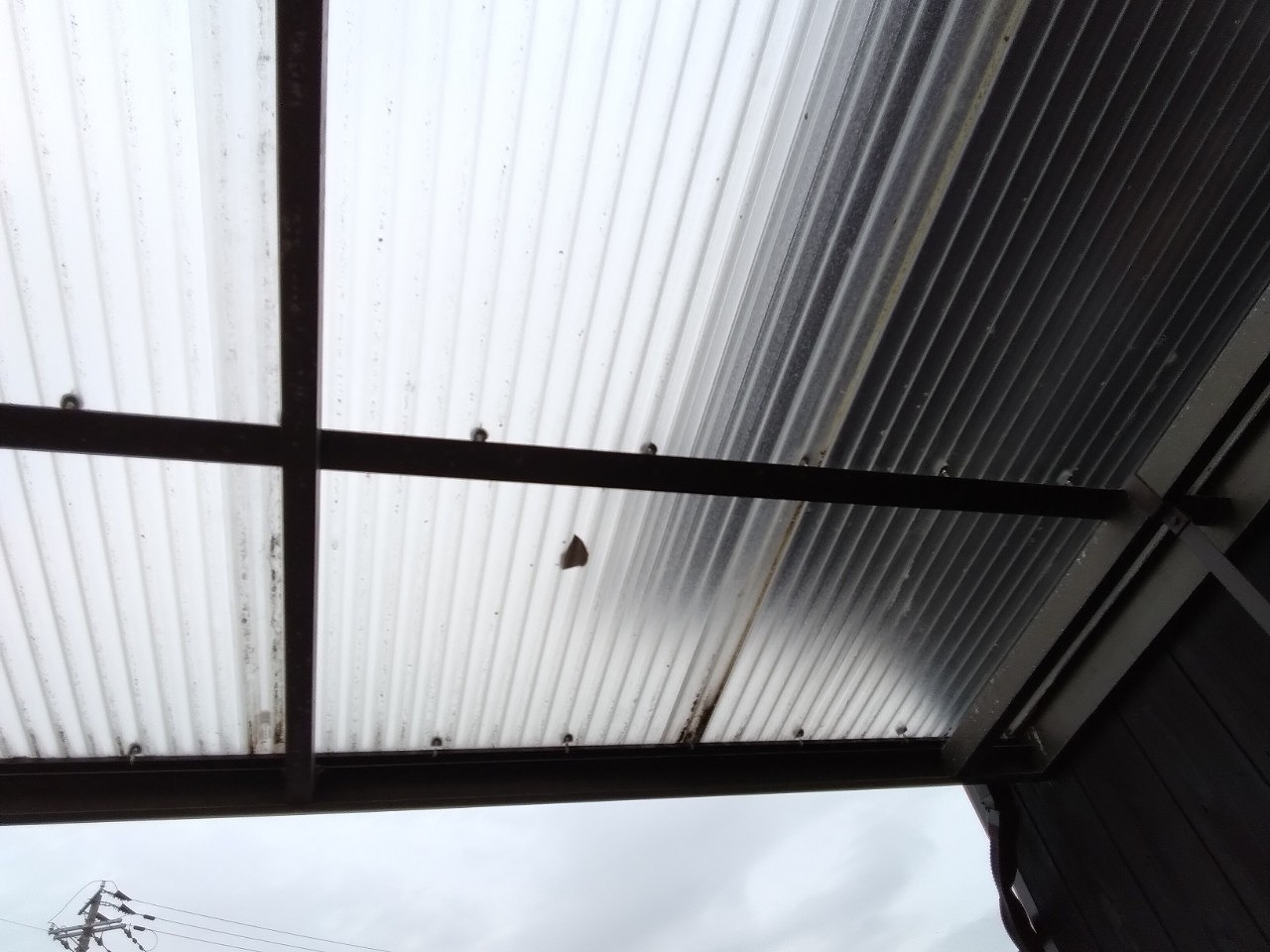 明石市　雹災害でナミイタ上に漆喰欠け悲惨