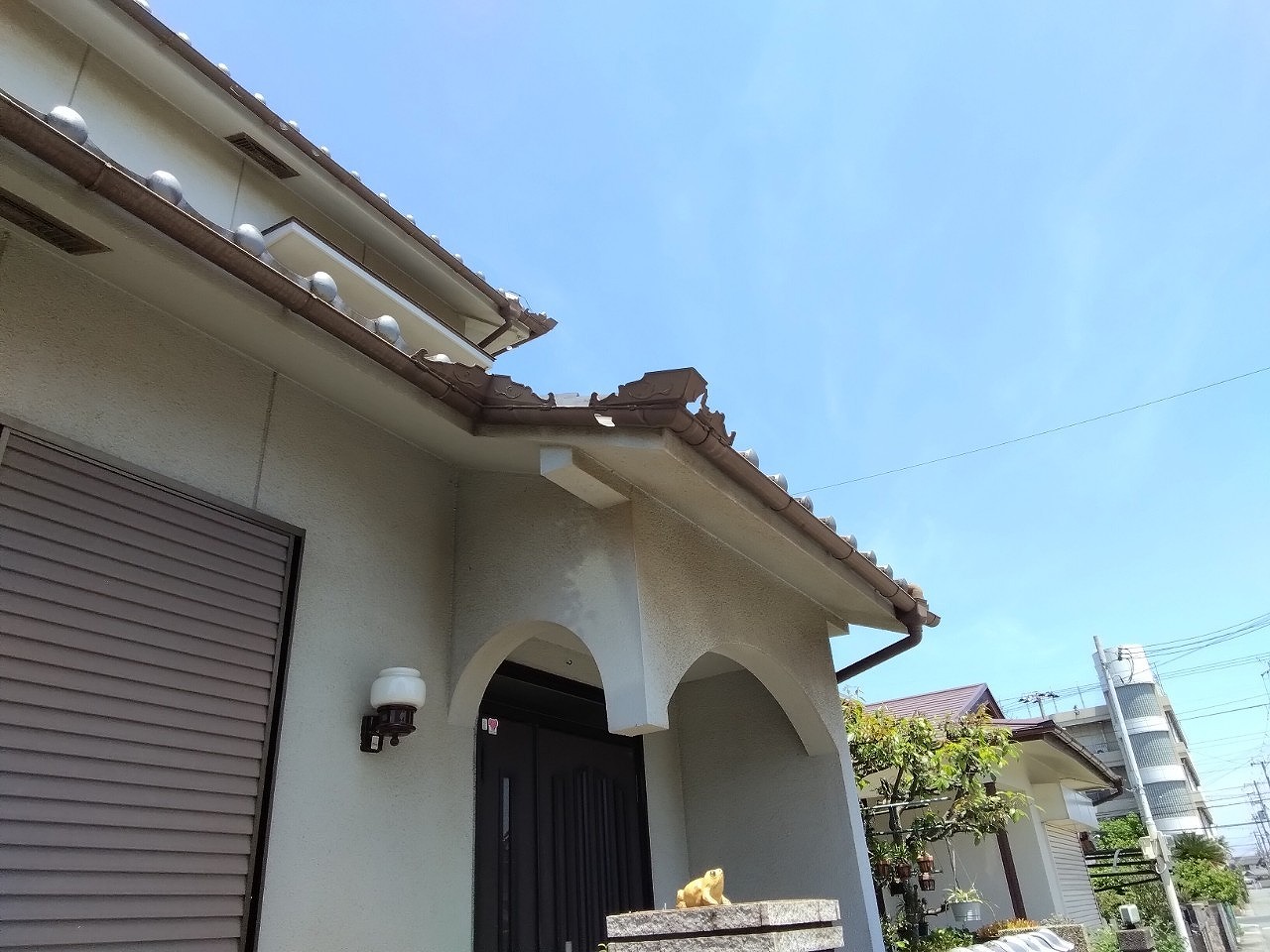 加古郡播磨町　玄関上のコーナー外飾り板　破損