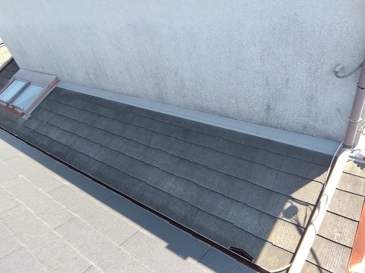 加古川市の中二階屋根のカラーベスト屋根｜天窓まわり劣化と雨漏り原因を詳しく調査