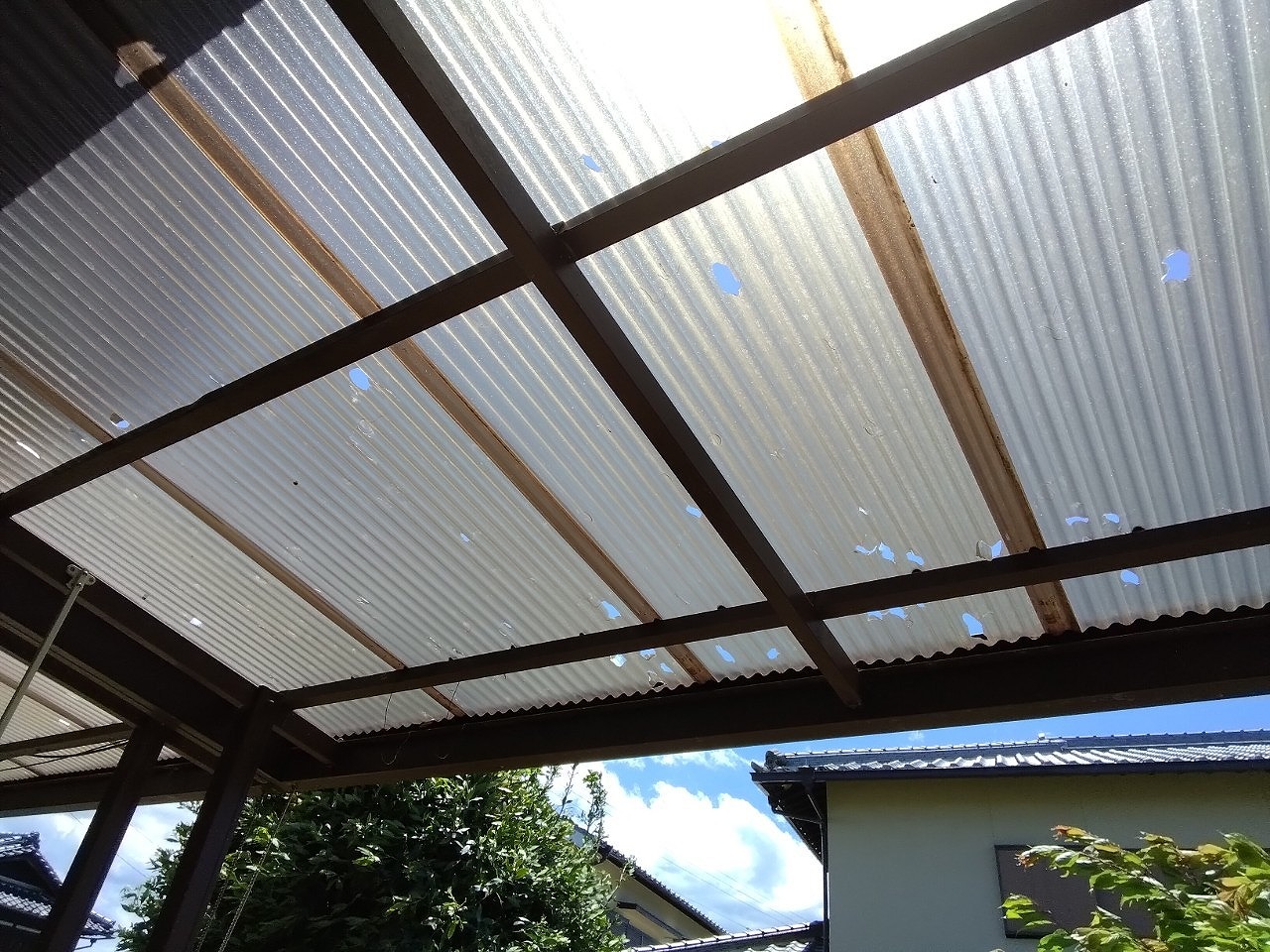 明石市　雹被害で波板ポリカ穴開き