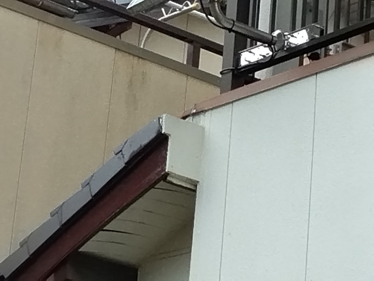 姫路市　下屋根　軒天剥がれ