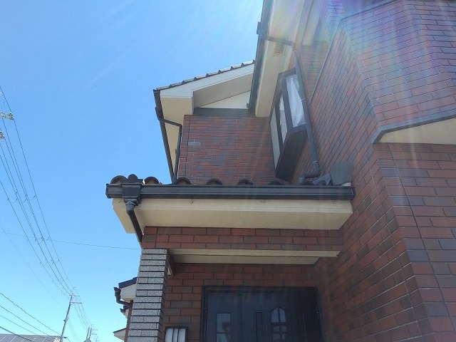 加古郡稲美町で雹被害調査｜外壁レンガ(タイル)剝がれとカーポートポリカ穴あき事例