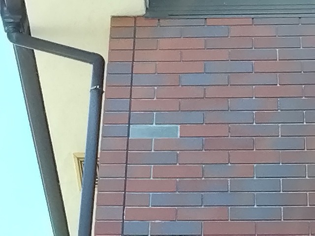 加古郡稲美町　外壁レンガ剝がれ