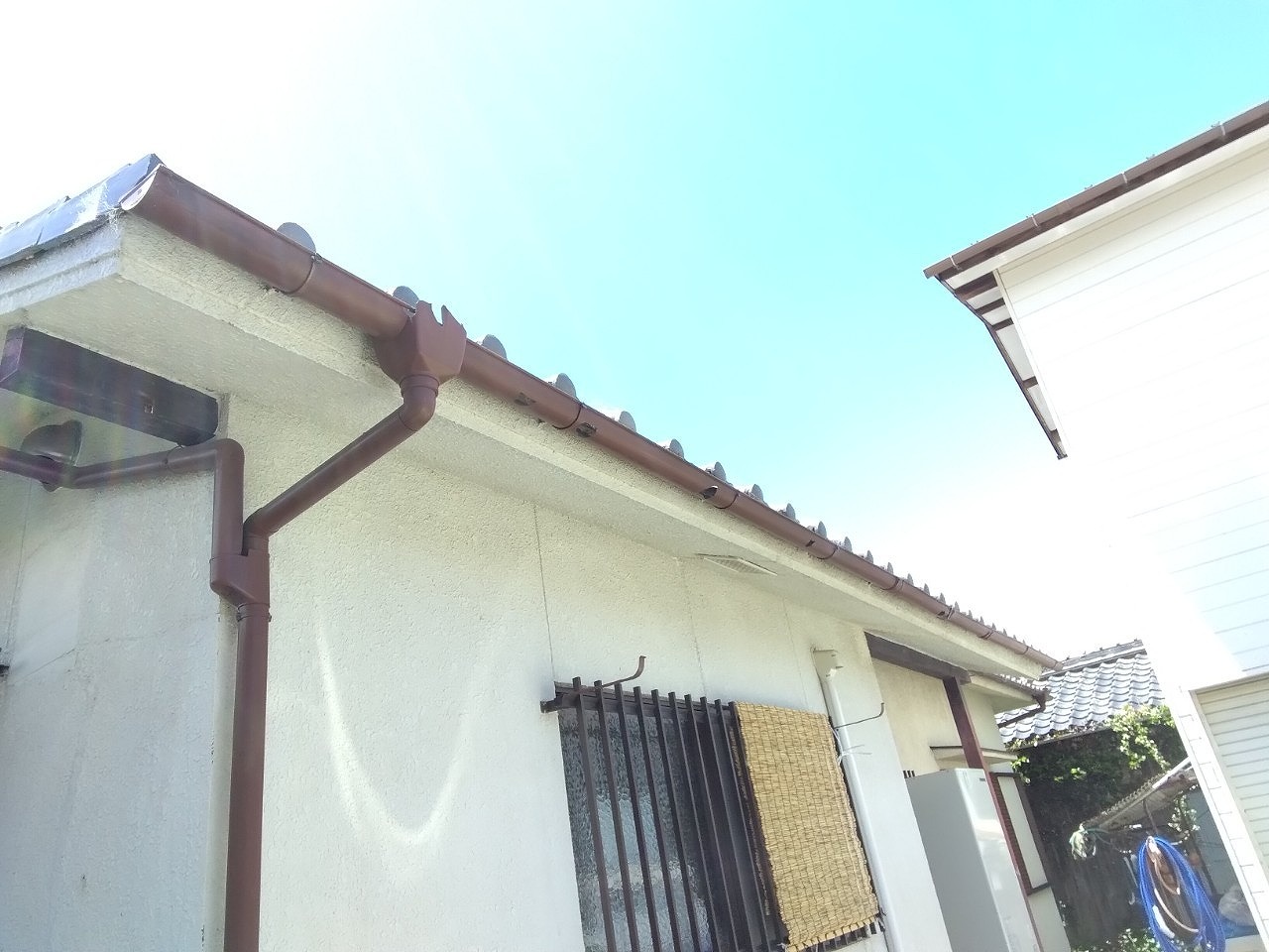 明石市の雹災害で下屋根の雨樋が深刻な被害｜半丸軒樋の穴あきと上合破損を現地調査