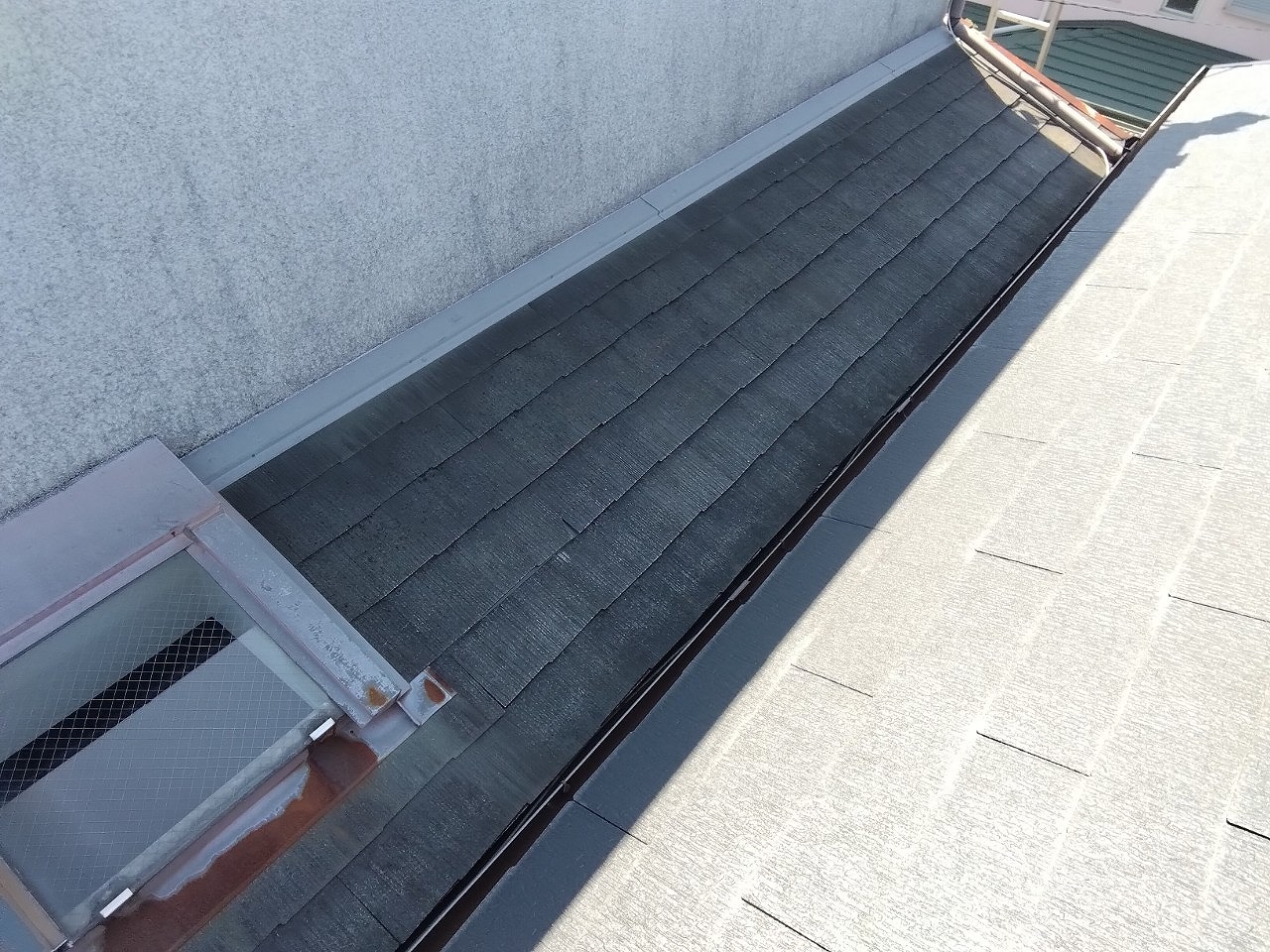 加古川市　はしごを中2階の屋根上の様子