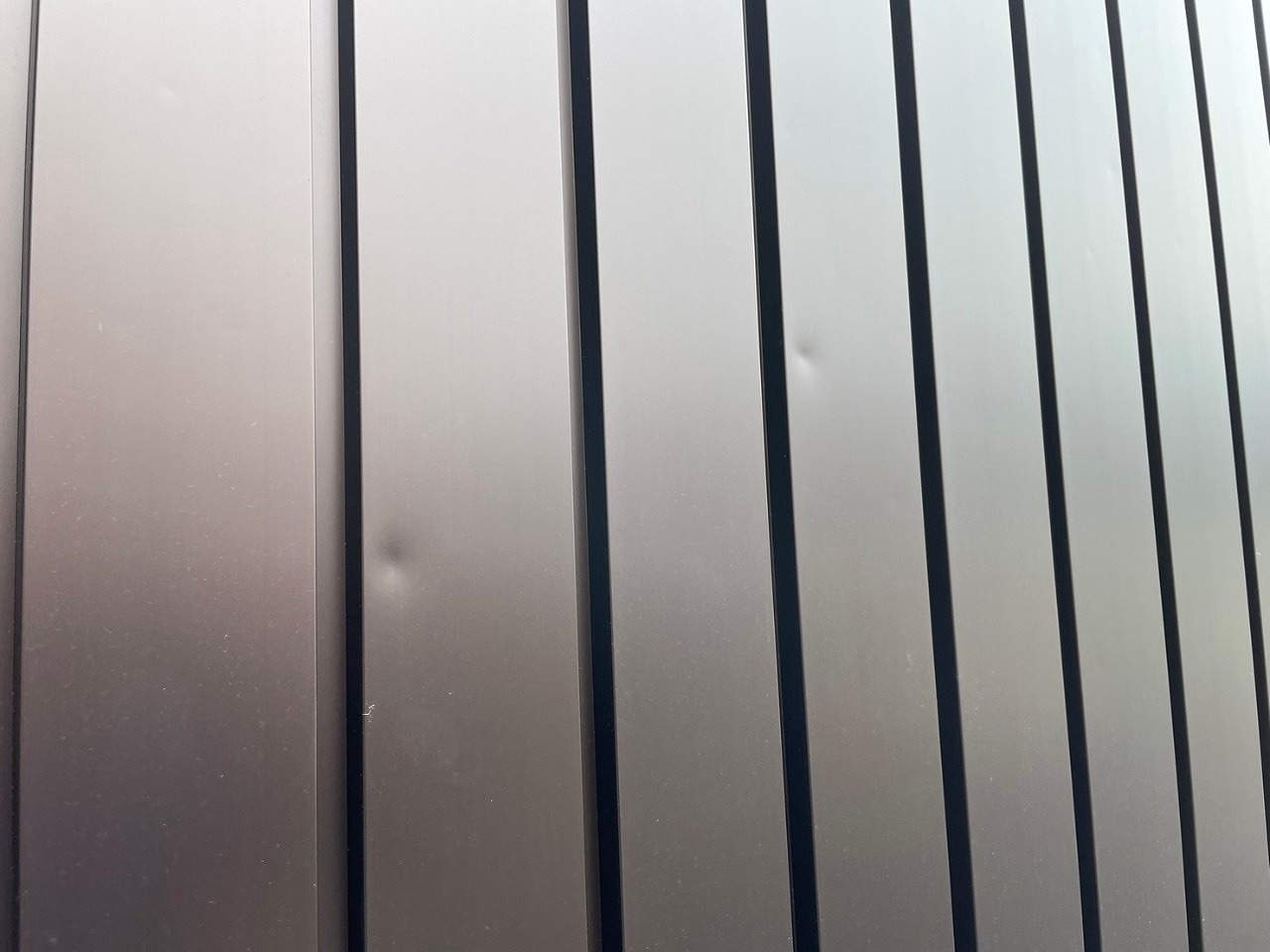 高砂市で雹被害調査｜縦目隠しフェンス・屋上テーブル・ベランダ笠木破損