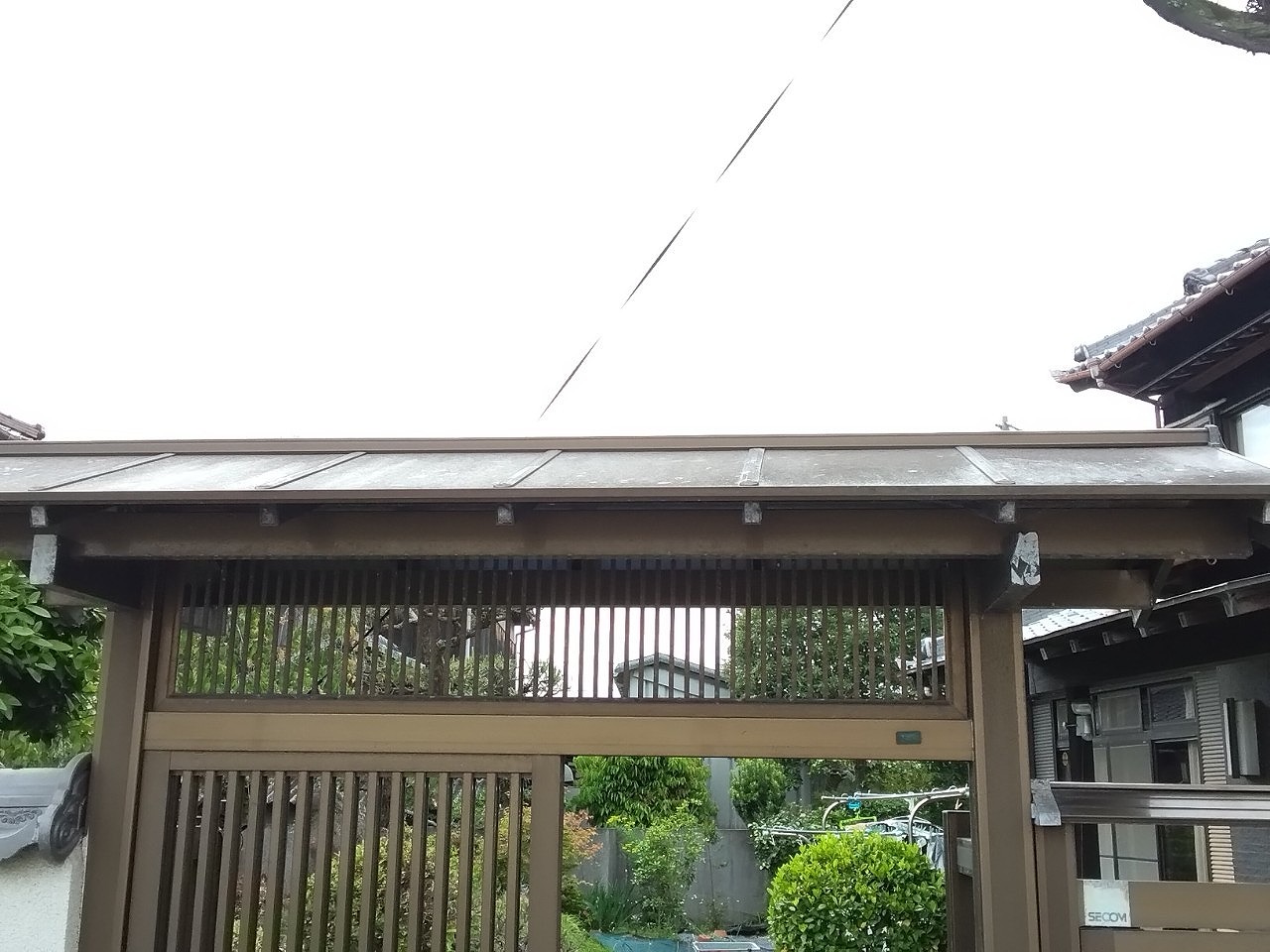 明石市　雹による玄関板金屋根ヘコミ