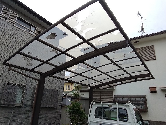 神戸市西区で雹被害調査｜カーポートポリカ屋根多数の穴あき被害