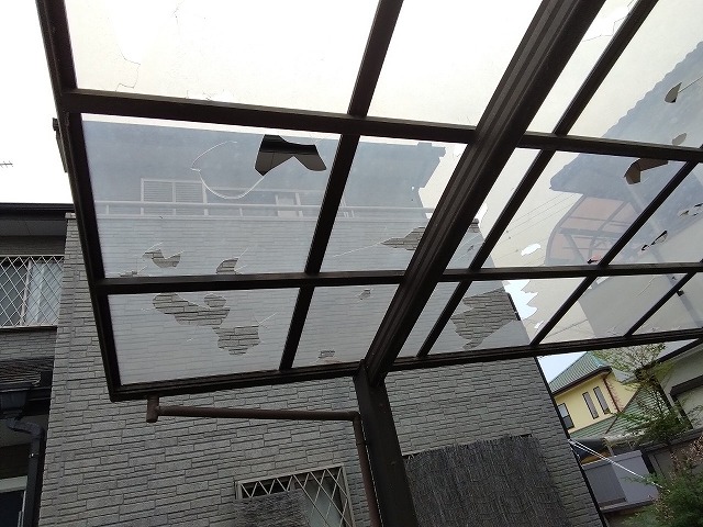 神戸市西区　カーポートポリカ屋根材穴あき多数