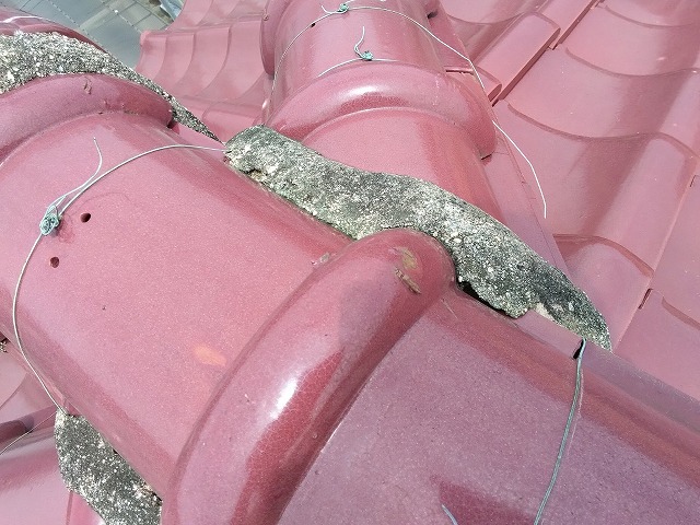 加古川市　和瓦(釉薬瓦)三又部分の接合部　漆喰(しっくい)劣化