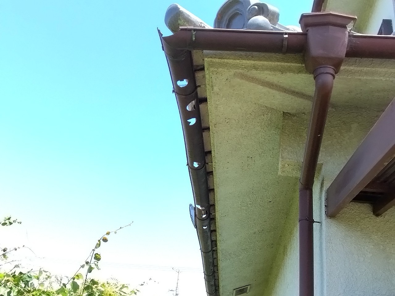 明石市　雹被害で軒樋(半丸)出隅曲がり付近を貫通