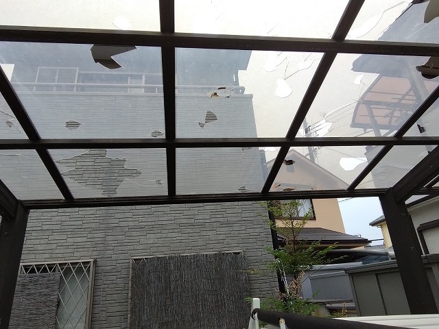 神戸市西区　エクステリア・カーポート屋根材に穴