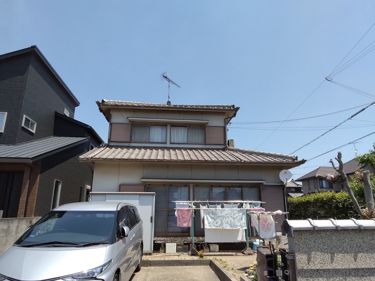 加古郡播磨町で雹被害発生｜波板ポリカに無数の穴…蜂の巣状破損と修理・火災保険対応まで解説