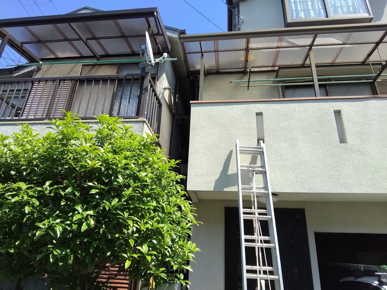 加古川市の中二階屋根がある住宅で天窓から雨漏り｜カラーベスト屋根の無料現地調査事例