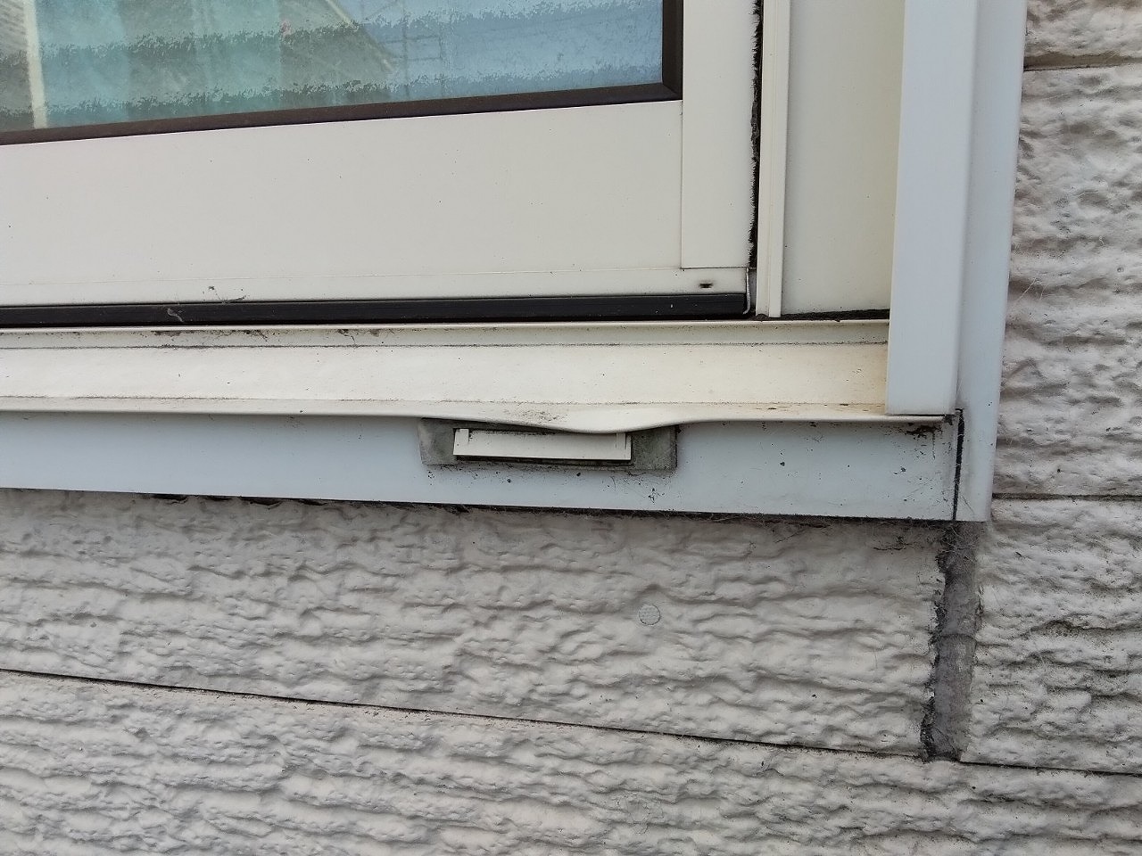 加古郡播磨町　雹害でサッシ破損