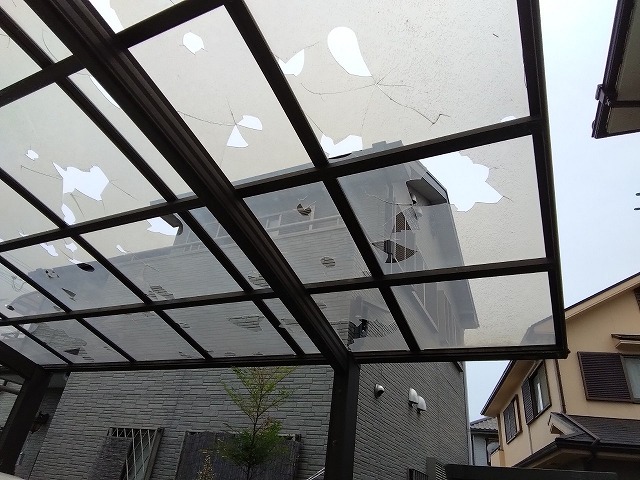 神戸市西区　エクステリア・カーポート屋根材に無数の穴空き