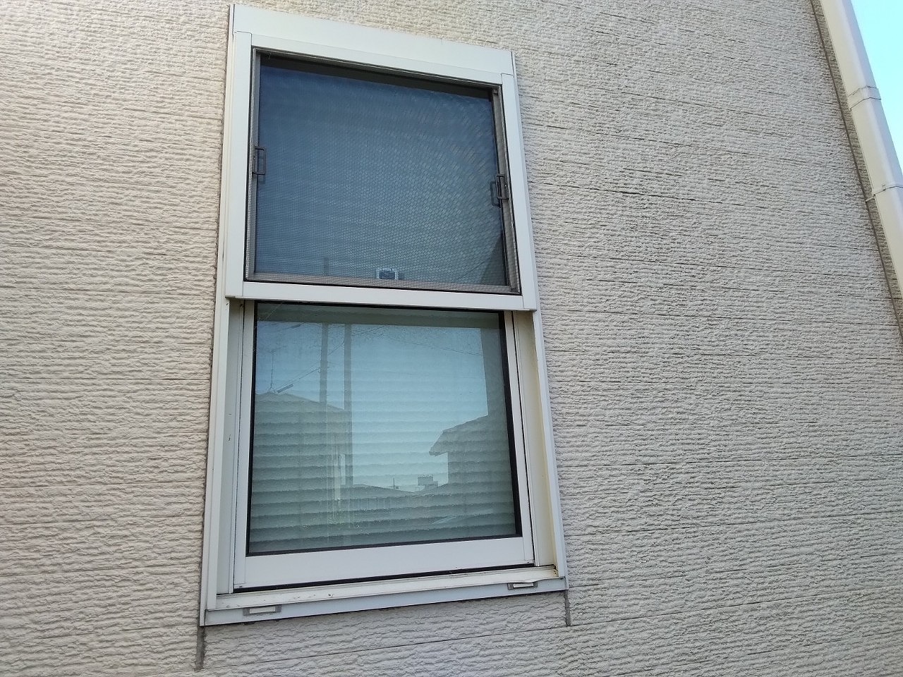 加古郡播磨町　雹でサッシ破損