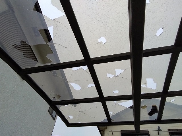 神戸市西区　エクステリア・カーポート屋根材ポリカ多数の穴あき