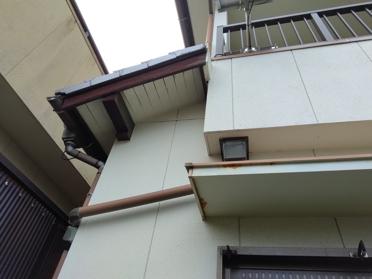 姫路市　バルコニーマス　庇軒天錆び