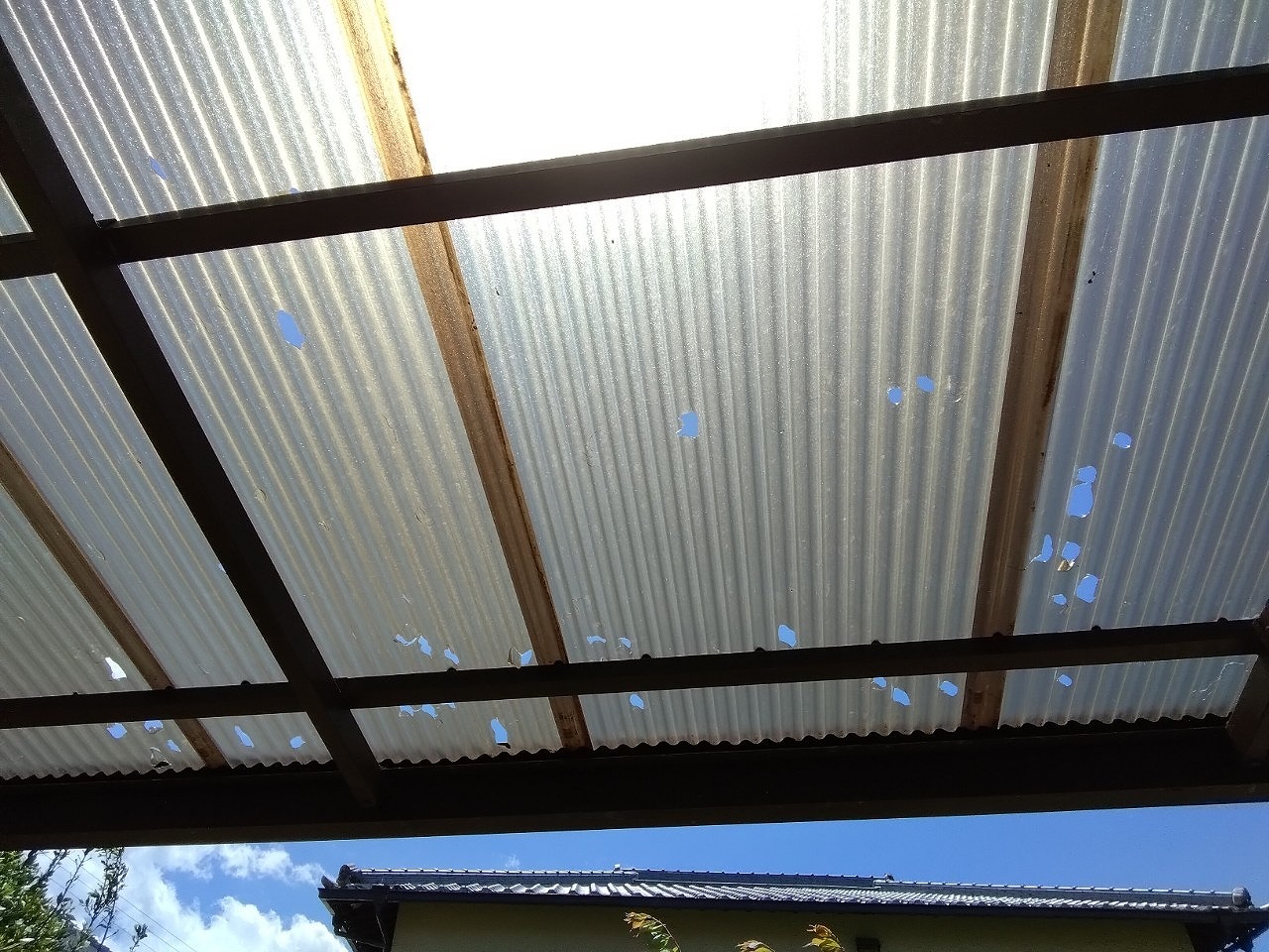 明石市　雹で波板ポリカ貫通