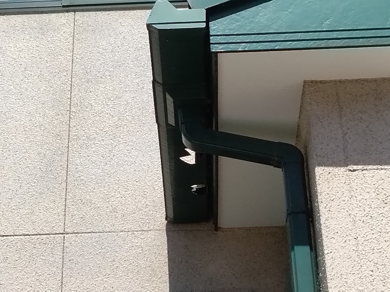 明石市　下屋根　雨樋(角樋)に大きな雹の穴