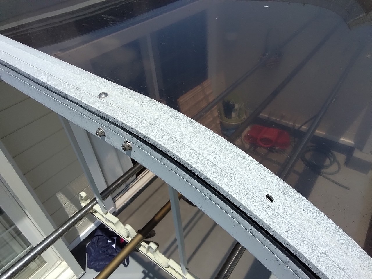 加古川市　既存　ポリカ屋根材　フレームビス抜け