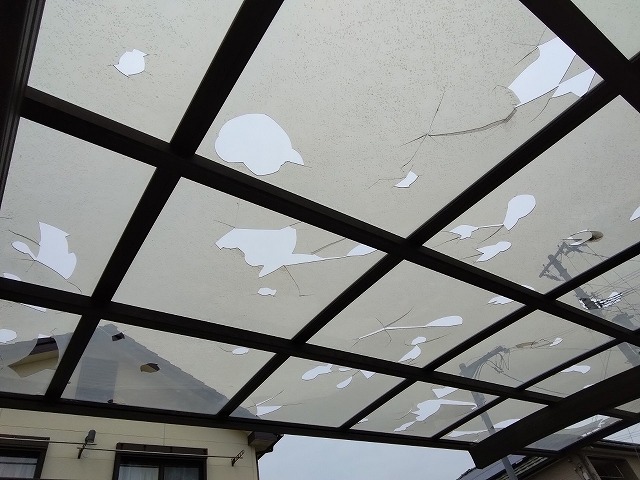 神戸市西区　カーポート屋根に穴