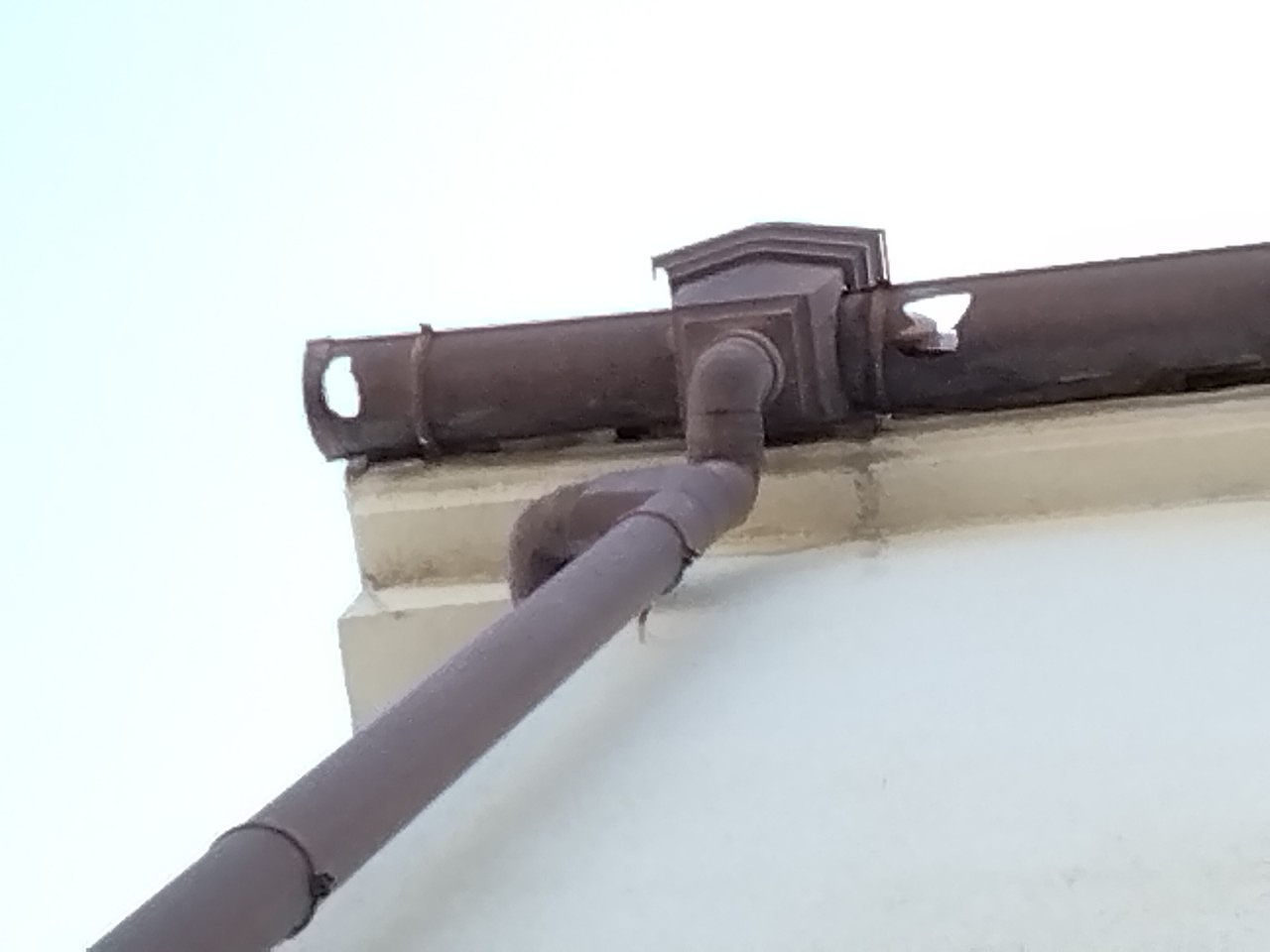 神戸市西　雹被害　集水器の横の軒とい穴開き