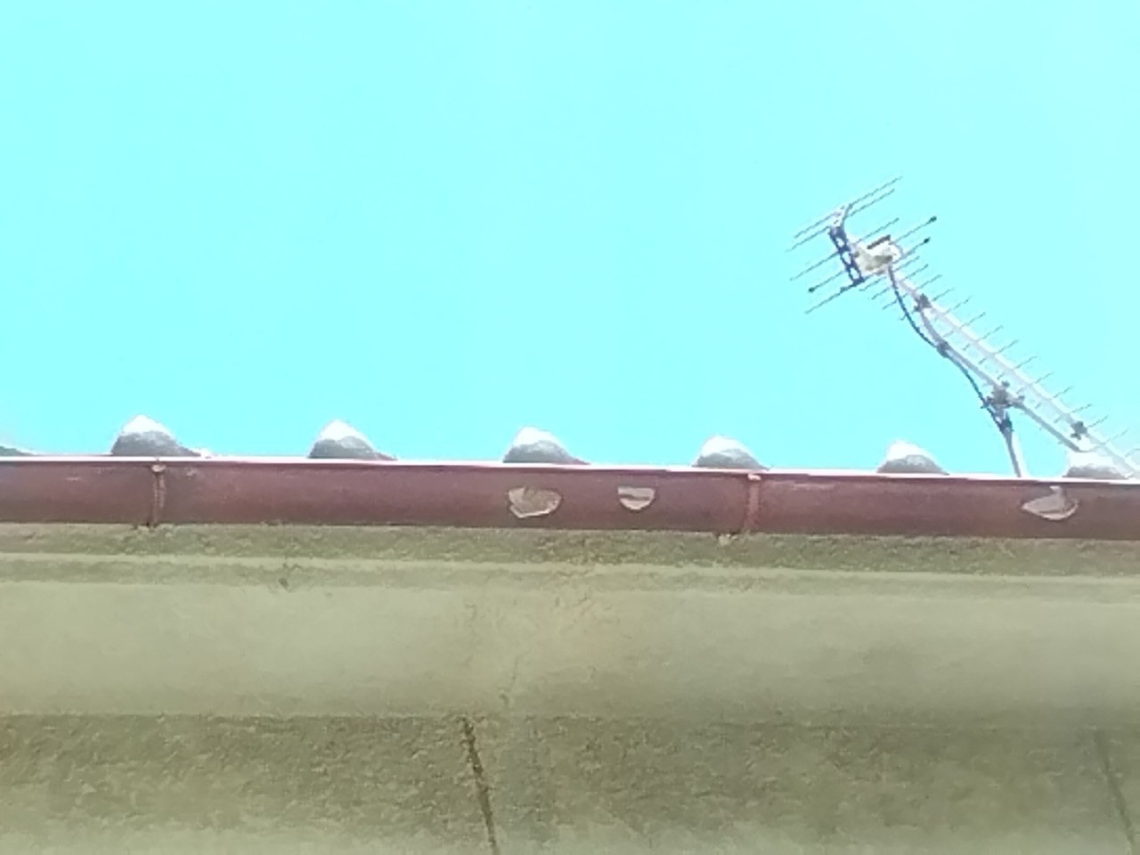 明石市　雹被害で軒樋(半丸)穴開き