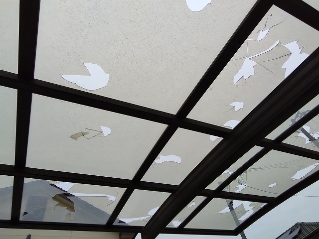 神戸市西区　エクステリア・カーポート屋根材ポリカーボネートたくさんの割れ