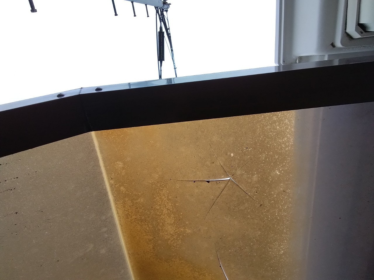 姫路市　雹でサイクルポート屋根亀裂