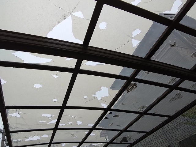 神戸市西区　エクステリア・カーポート屋根材ポリカーボネート多数の割れ