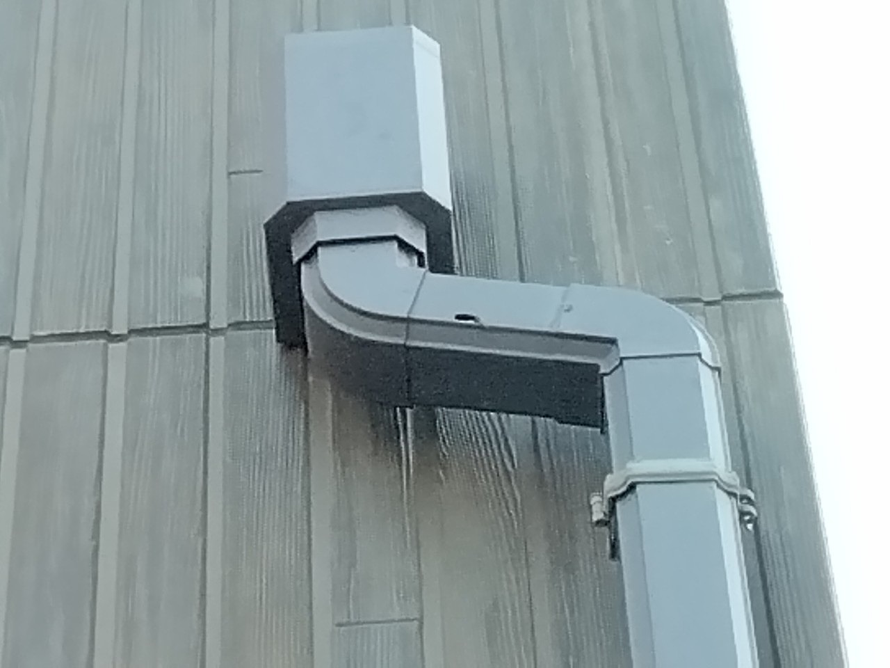 加古郡播磨町　雹被害で竪樋S30破損