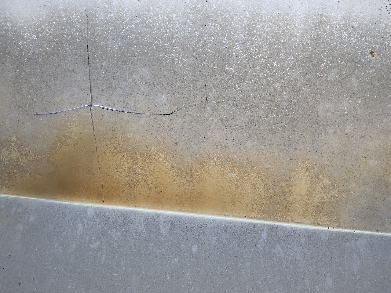 姫路市　雹でサイクルポート屋根割れ