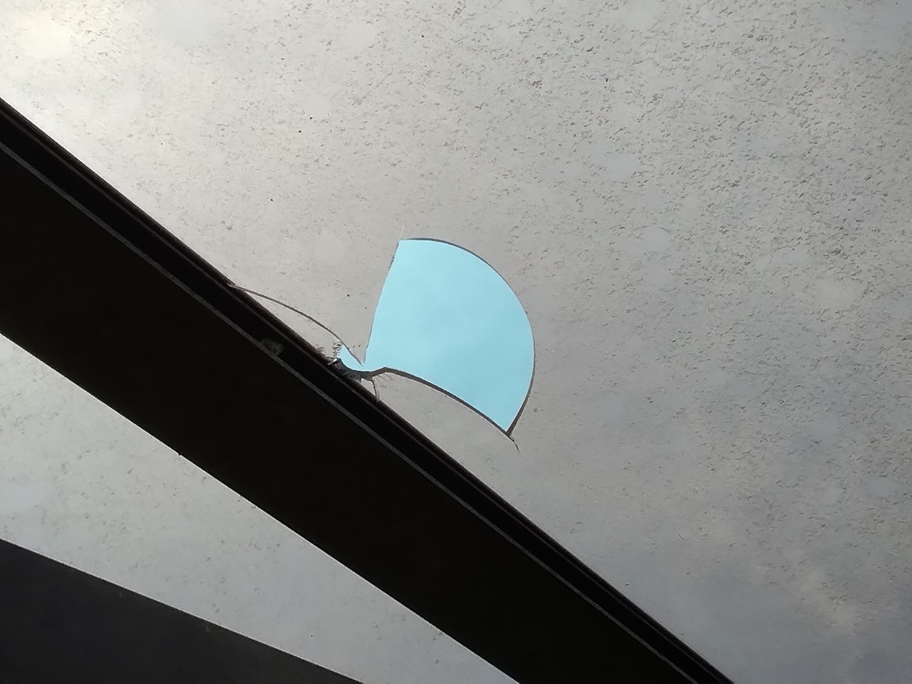 姫路市　カーポートのポリカーボネート雹で穴あき